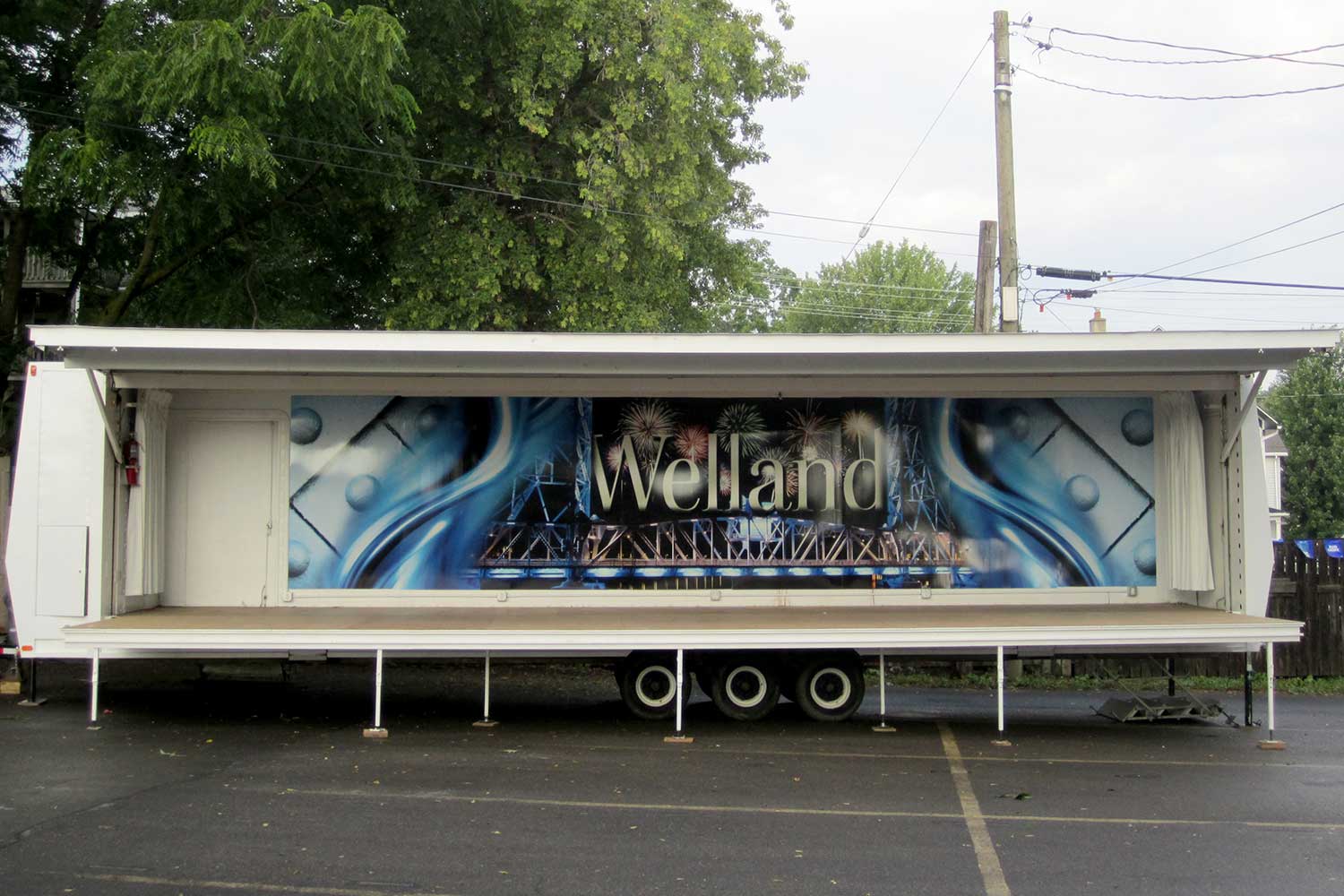 showmobile with mural